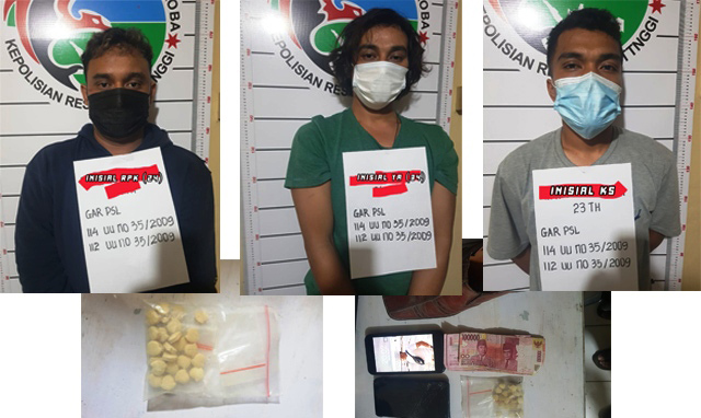 Tiga tersangka dan barang bukti ekstasi yang diamankan Satuan Narkoba Polres Bukittinggi